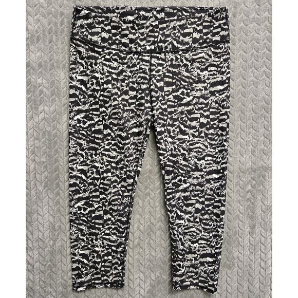 Fabletics Caspia Define PowerHold Mid-Rise Capri Size Large Static Camo - Picture 1 of 8